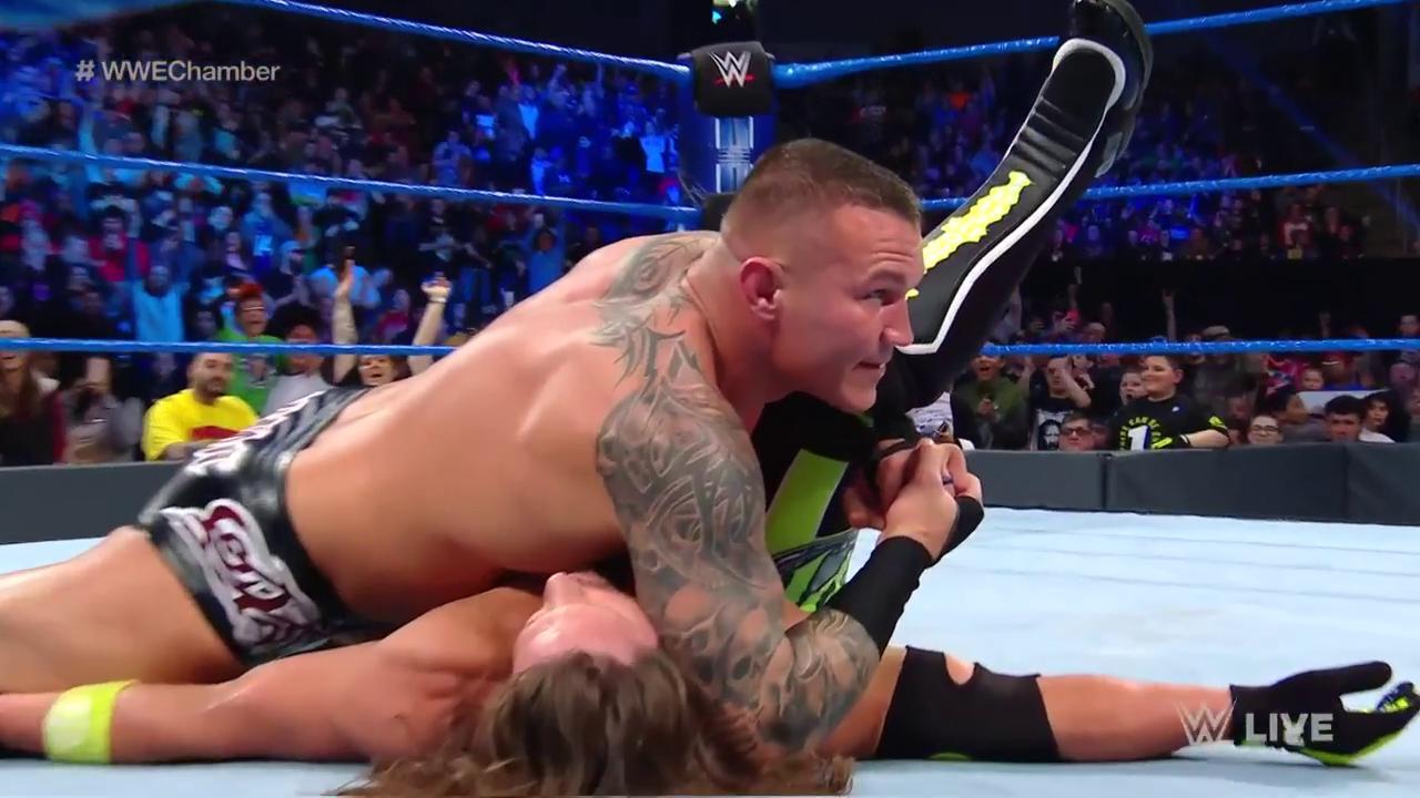 Randy Orton plancha a AJ Styles