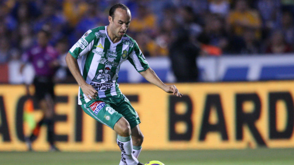 Donovan maneja el balón durante un partido de la Liga MX