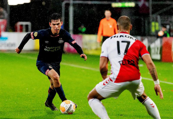 Lozano controla el balón en un partido del PSV
