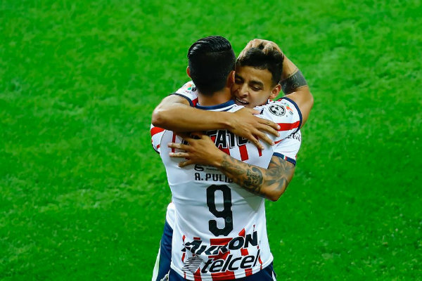 Pulido y Vega festejan gol contra Atlas