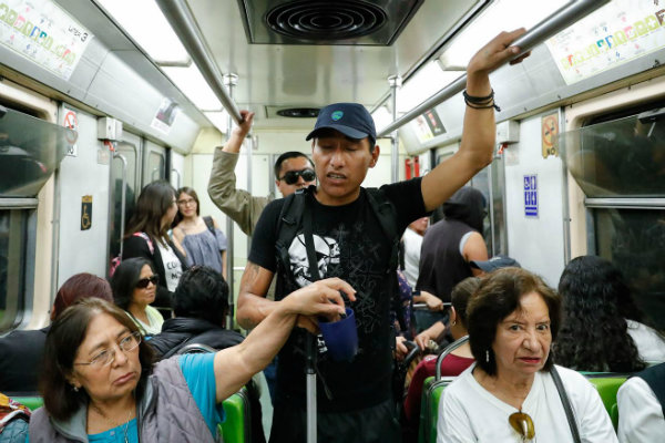 Alejandro Pacheco en un día de trabajo en el Transporte Colectivo Metro