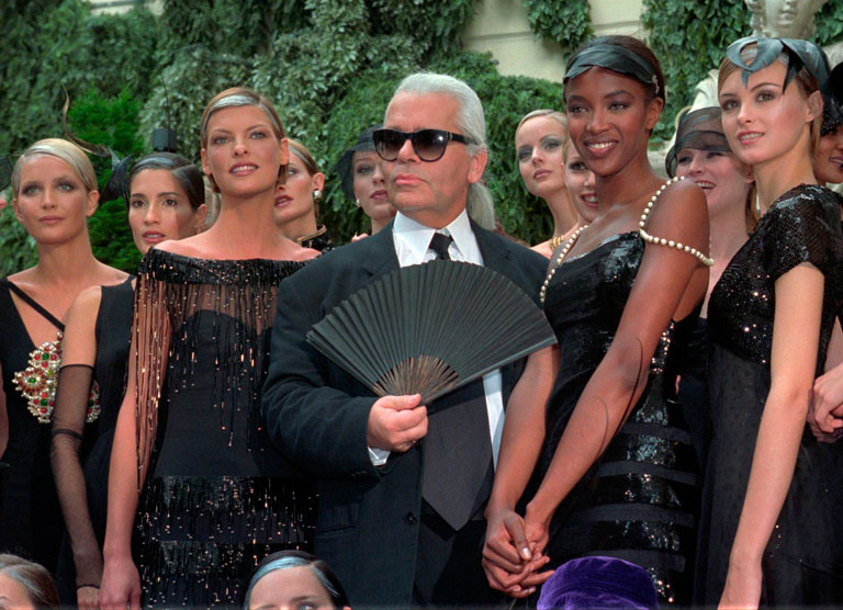 Karl Lagerfeld en un desfile de moda