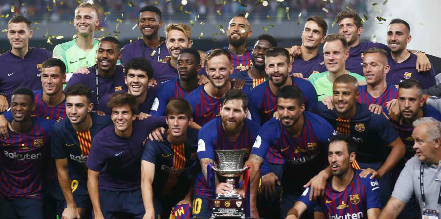 Jugadores del Barça celebran tras ganar la Supercopa 2018