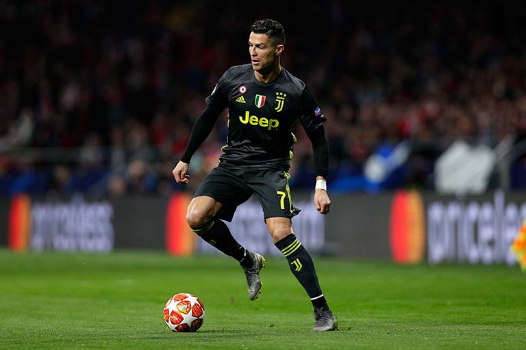 Cristiano Ronaldo conduce el balón en el juego de Champions