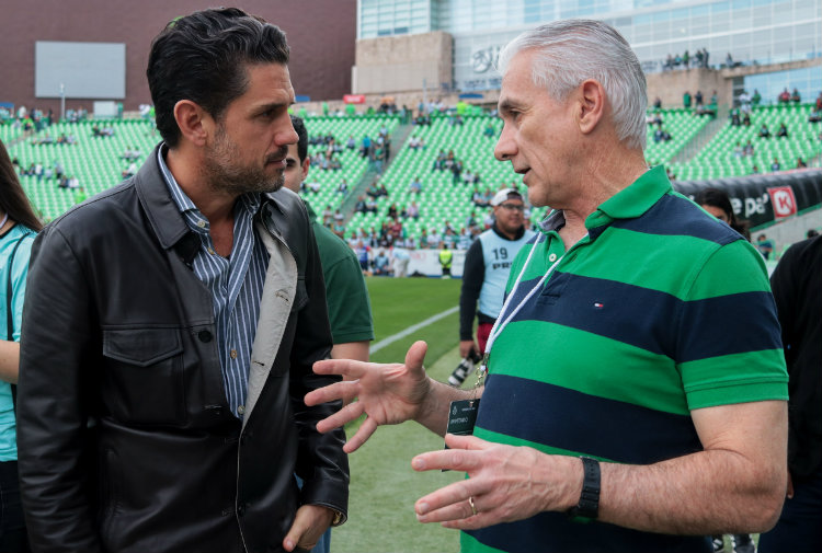 Alejandro Irarragorri habla con Raúl Allegre, exjugador de la NFL