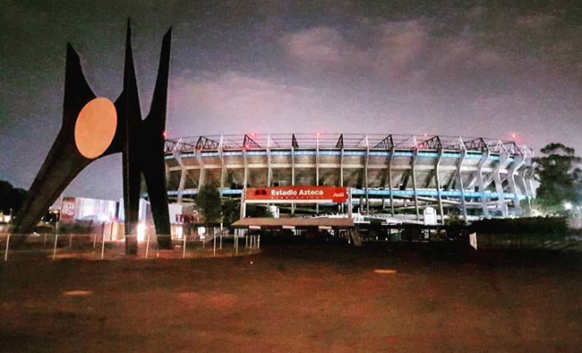 Vista del Estadio Azteca desde la explanada de Tlalpan