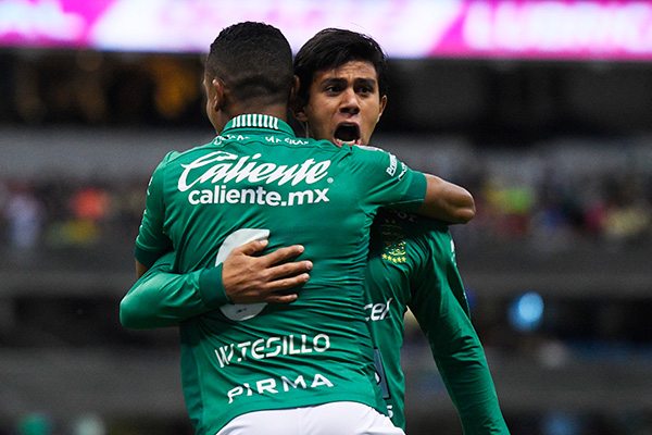 Macías celebra un gol con el León