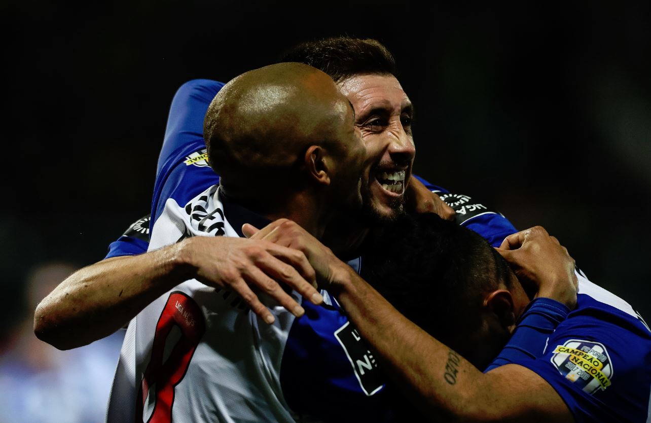 Jugadores del Porto celebran anotación