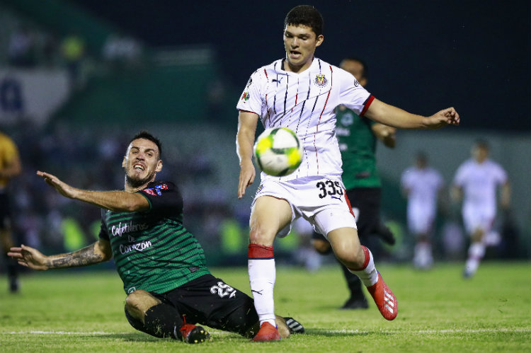 Chevy Martínez disputa un balón en Copa MX