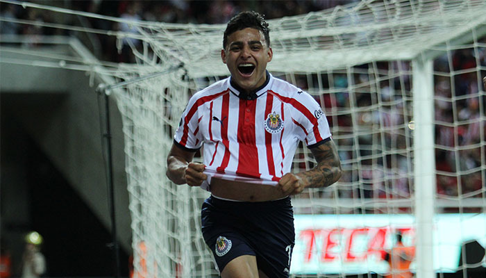 Alexis Vega festejando un gol con Chivas 