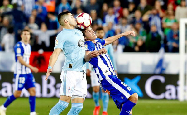 Maxi Gómez pelea el balón