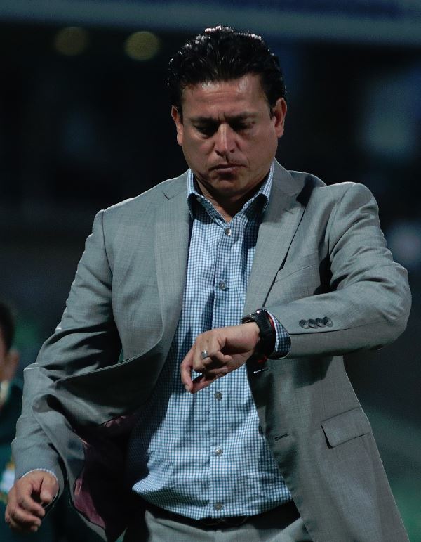 Salvador Reyes observa el tiempo que le queda al partido