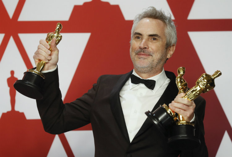 Alfonso Cuarón presume los Premios Oscar para 'Roma'