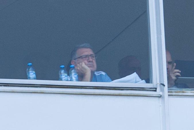 Gerardo Martino observa el juego entre Pumas y León