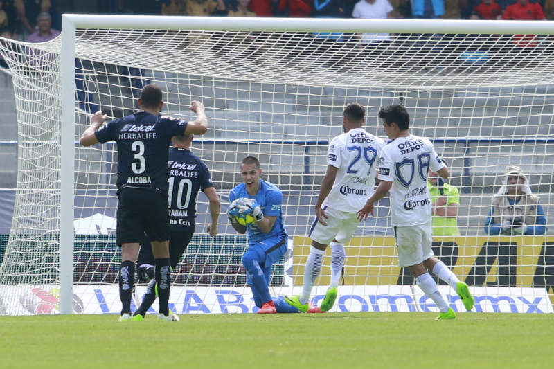 Alfredo Saldívar le ataja un penalti al Pachuca