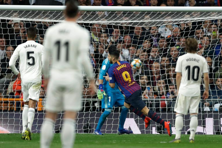 Suárez cobra penalti contra Real Madrid 'a lo Panenka'