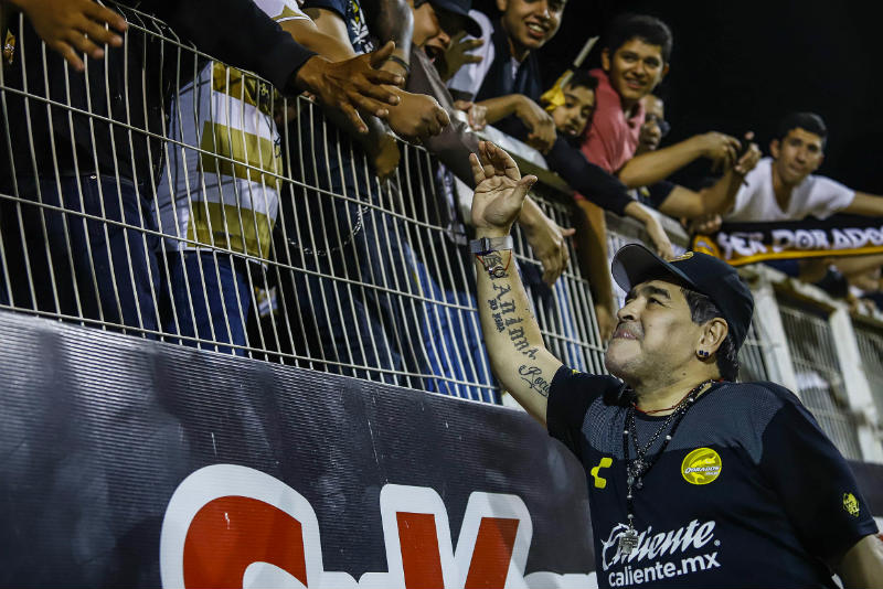 Diego Maradona saluda a la tribuna de Dorados