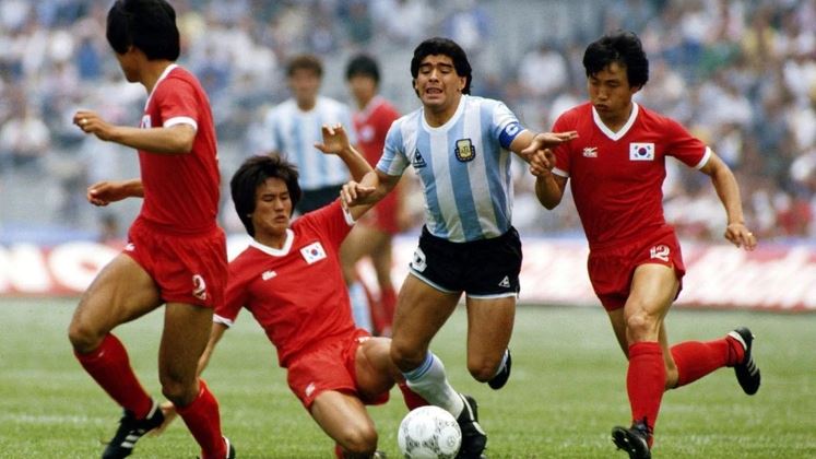Maradona ante Corea del Sur en CU, durante la Copa del Mundo México 1986