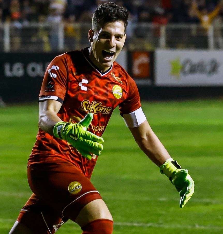 Gaspar Servio festeja gol contra Atlas