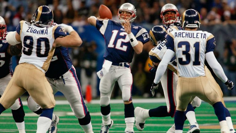 Brady lanza el ovoide durante el Super Bowl XXXVI