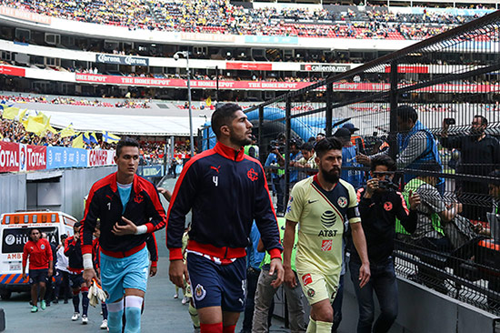 América y Chivas entran a la cancha del Azteca en el último Clásico Nacional