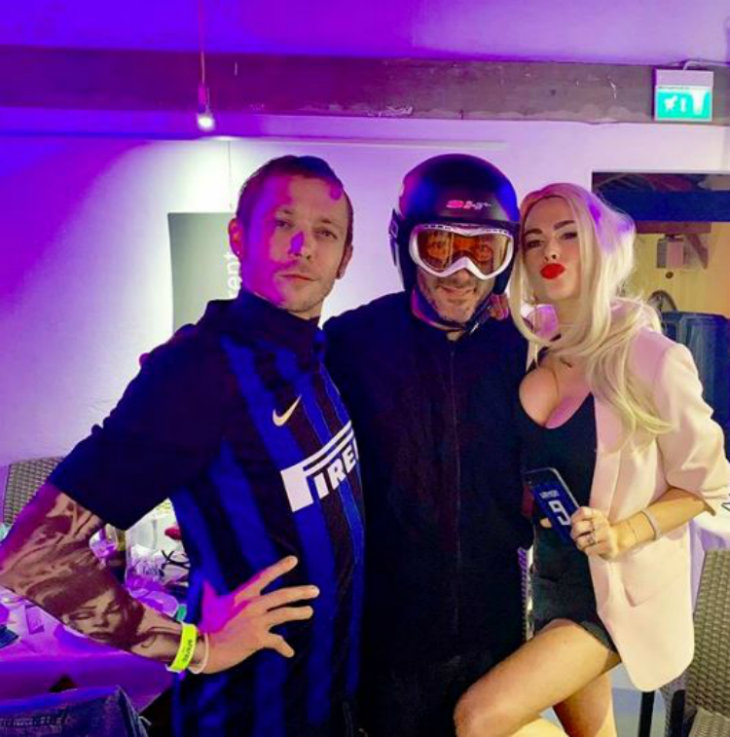 Valentino Rossi (i) y su novia (d) se disfrazan de Icardi y Wanda