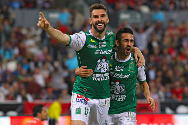 Mauro Boselli y Fernando Navarro en festejo de gol