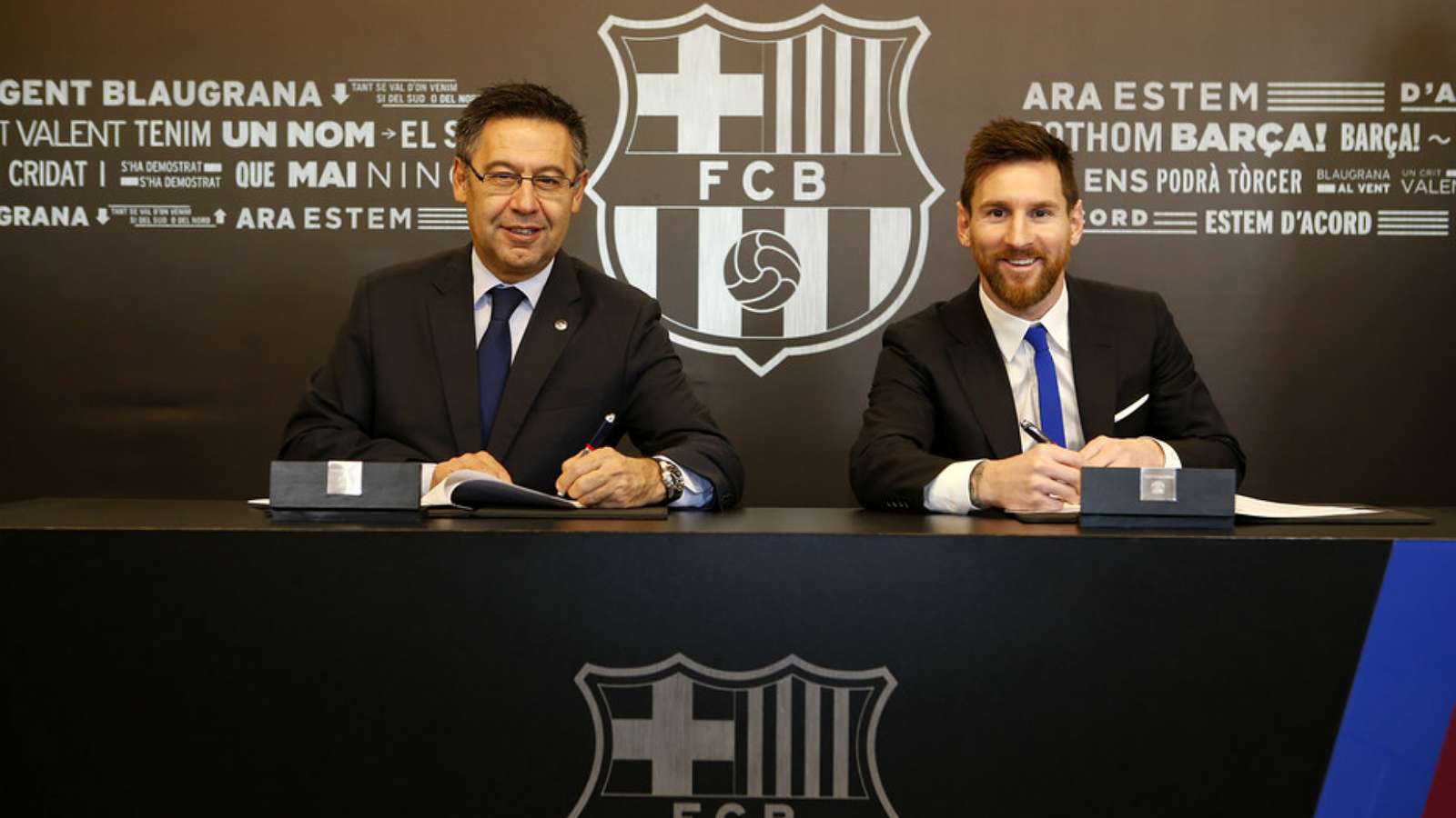 Bartomeu y Messi durante firma de nuevo contrato