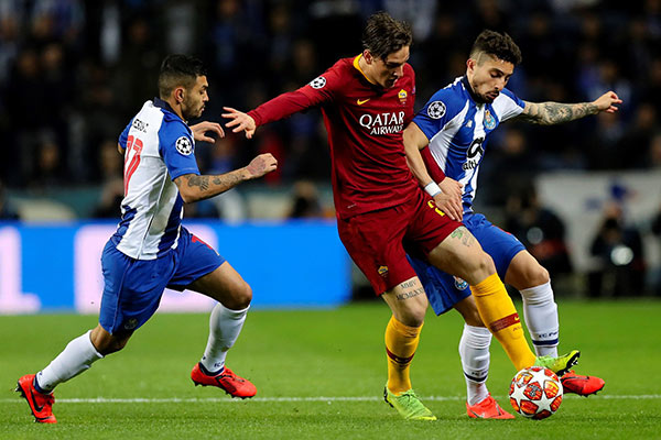 Tecatito intenta recuperar el balón en juego del Porto