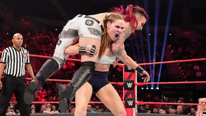 Ronda Rousey carga a Ruby Riott