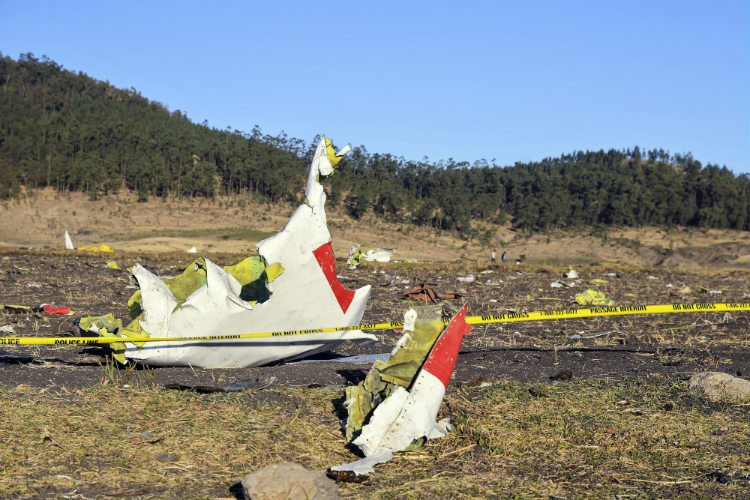 El avión colapsó, dejando un enorme cráter