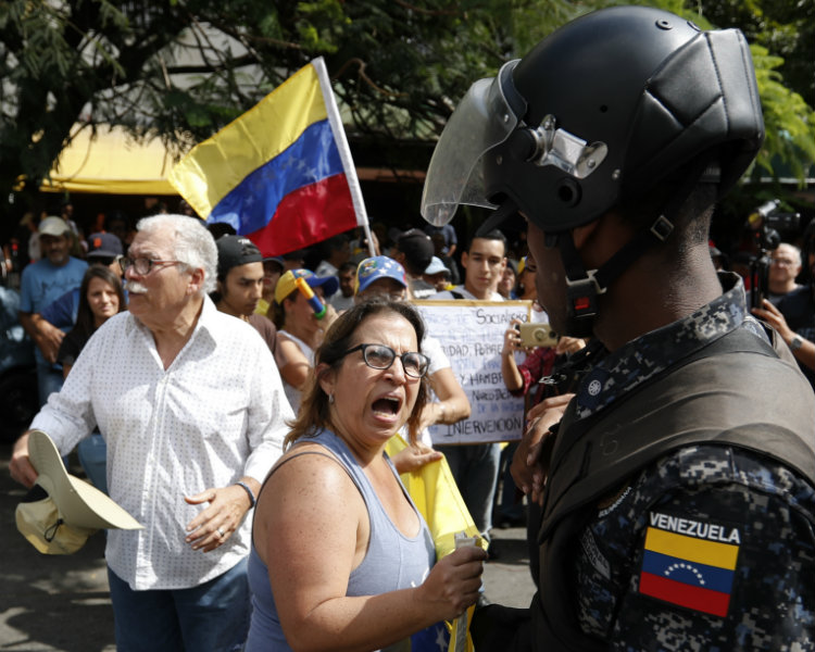 Manifestantes enfrentan a la policía de Venezuela