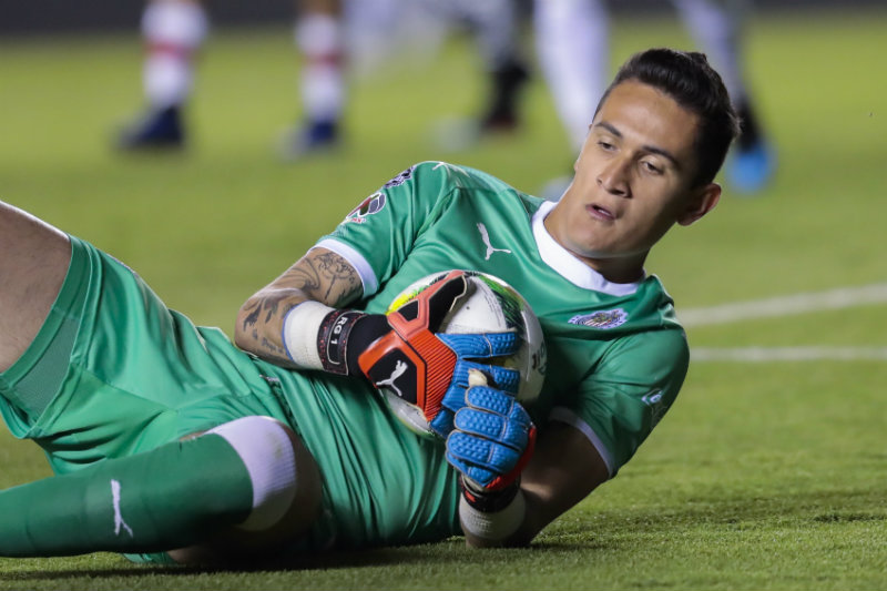 Raúl Gudiño atrapa un balón durante un partido de Chivas