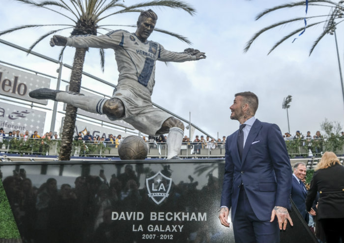 Beckham con su estatua en Los Ángeles 