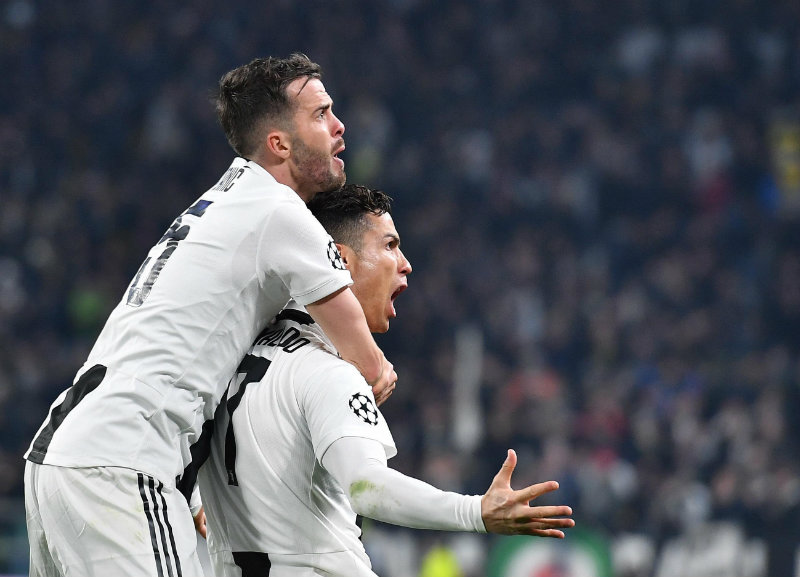 Miralem Pjanić y Cristiano Ronaldo festejan un gol
