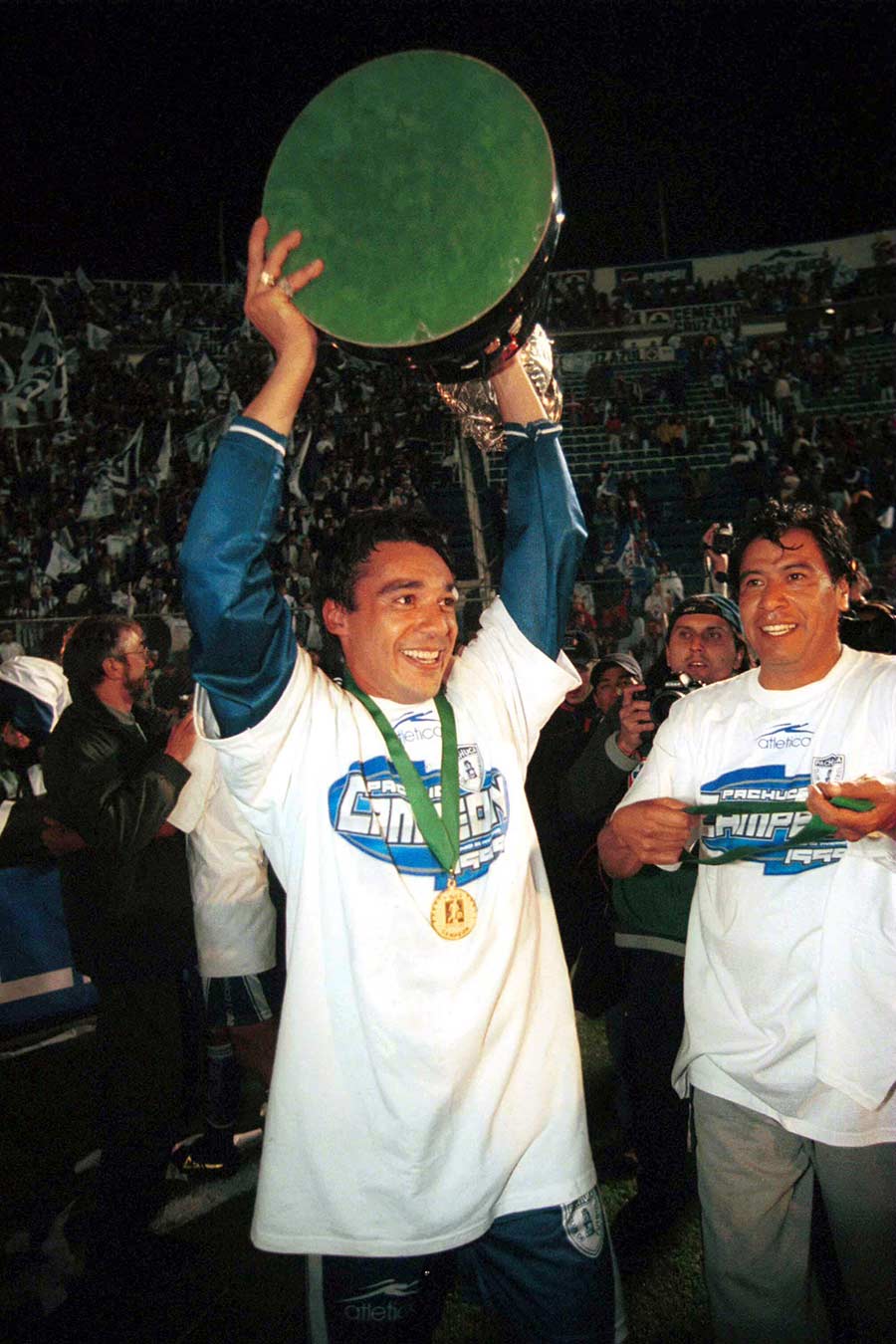Glaría levanta el trofeo de Campeón, el primero en la historia de los Tuzos