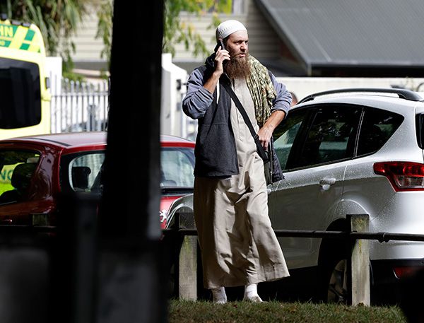 Un hombre habla por teléfono frente a la mezquita atacada