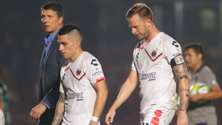 Jugadores de Veracruz se lamentan al final de un partido 