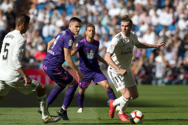 Bale controla el balón ante los rivales