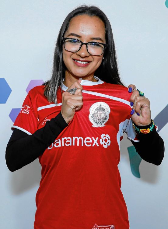 Laura López presume con orgullo el escudo de Toluca