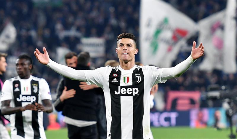 Cristiano festeja con la afición de la Juventus