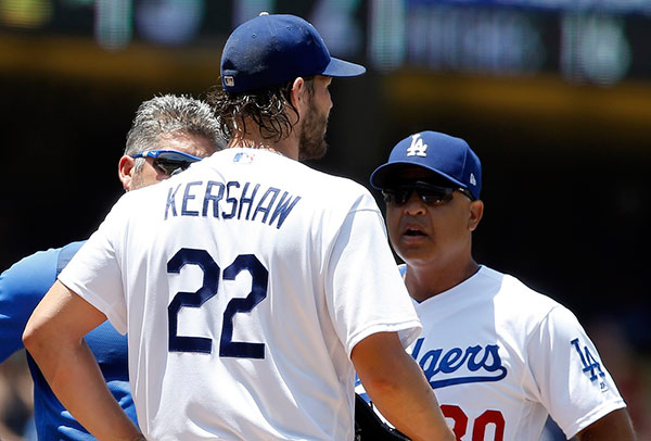 Roberts y Kershaw conversan en un juego de los Dodgers