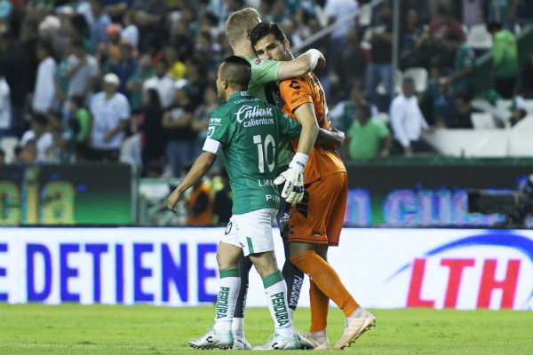 Jugadores de León consuelan a Jurado al término del partido