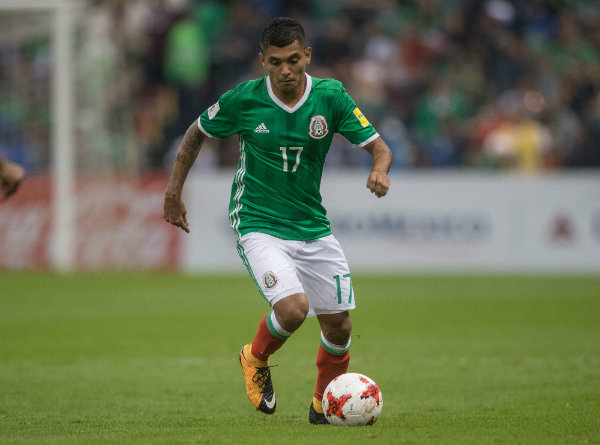 Tecatito Corona durante un juego con México
