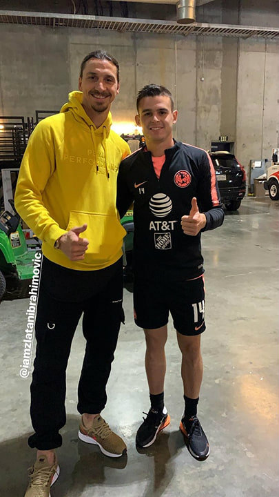 Benedetti se toma foto con Zlatan Ibrahimovic 