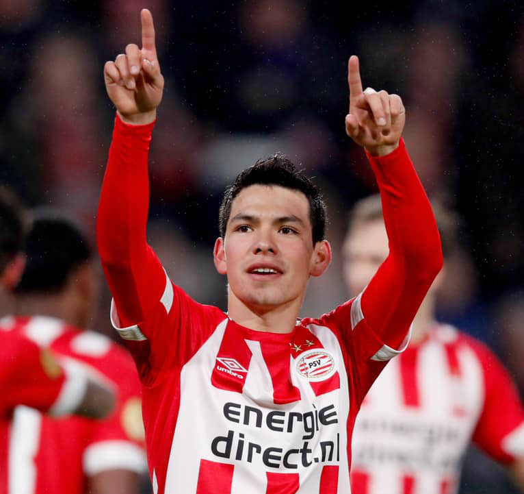 Lozano levanta las manos para festejar un gol