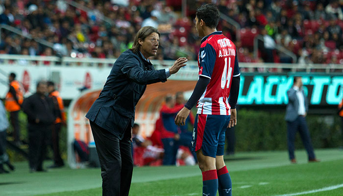 Almeyda y Zaldivar en partido con Chivas durante el Clausura 2017 