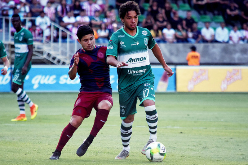 La Chofis y Giovani Hernández disputan un balón en un juego amistoso