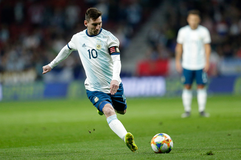 Leo Messi disputa un duelo con Argentina en la Fecha FIFA