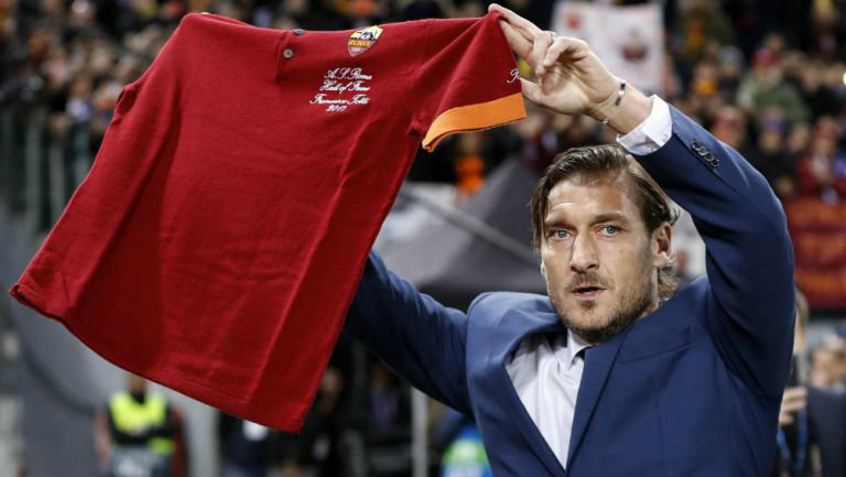 Totti muestra a los aficionados playera de la Roma 